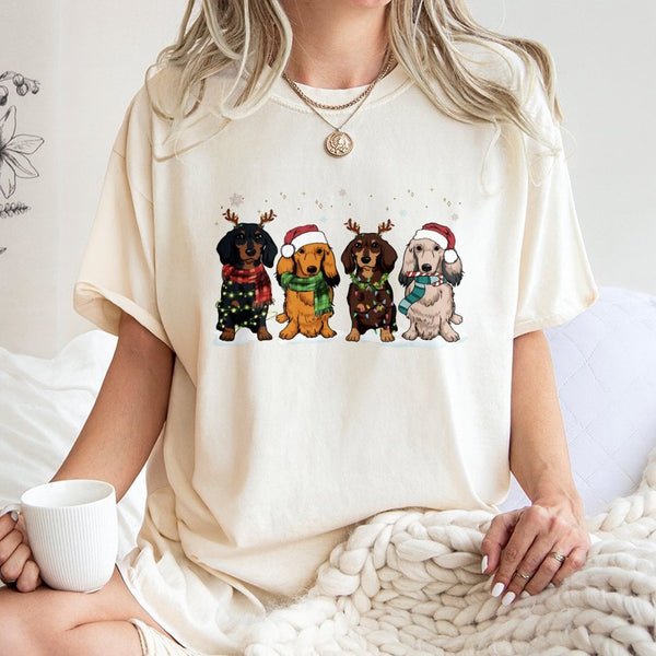 Festive Wiener Dog Holiday Graphic Tee, Dachshund Christmas T-Shirt, Adorable Xmas Dog Lover T-Shirt, Humorous Winter Animal 